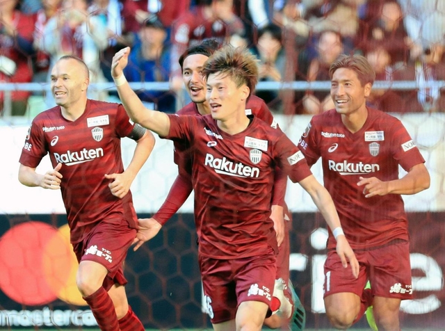 神戸-Ｃ大阪　後半、ゴールを決めイニエスタ（左）らと喜ぶ古橋（右から２人目）＝撮影・斎藤雅志