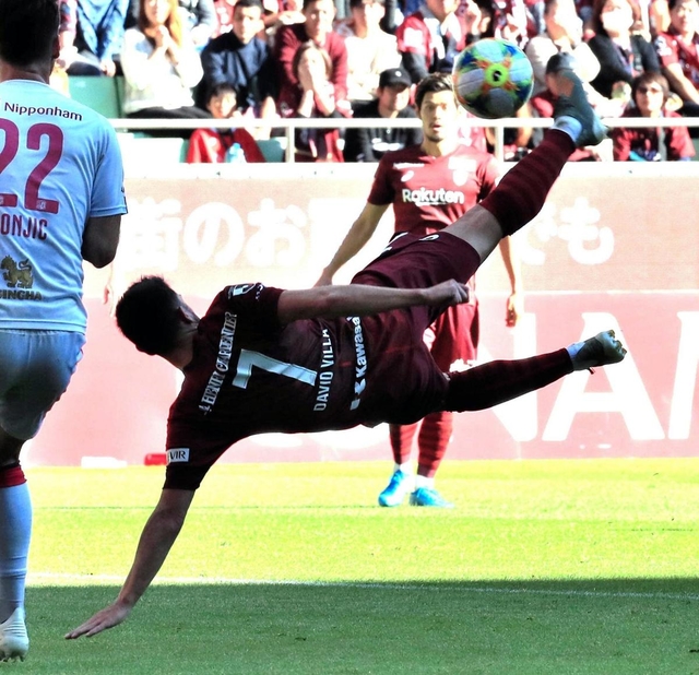 神戸-Ｃ大阪　前半、ボレーシュートを放つ神戸のビジャ＝ノエビアスタジアム神戸（撮影・斎藤雅志）