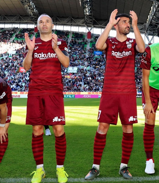 Ｊ１残留を決め、サポーターにあいさつするイニエスタ（左）とビジャ＝ノエビアスタジアム神戸（撮影・斎藤雅志）