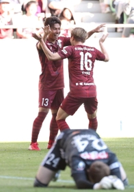 神戸-仙台　後半２４分、２点目のゴールを決め、古橋（１６）と喜ぶ神戸の小川。手前は仙台のＧＫスウォビィク＝神戸市兵庫区、ノエビアスタジアム神戸（撮影・辰巳直之）