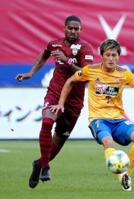 守備の中核を担う神戸のＤＦダンクレー（左）＝２日、ノエビアスタジアム神戸