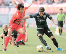 名古屋－神戸　後半、競り合う神戸・山口（右）と名古屋・米本