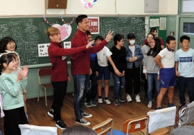 ６年生と交流するＪ１神戸の古橋亨梧選手（左から４人目）と前川黛也選手＝垂水小学校