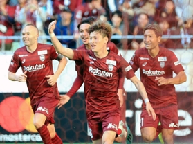 神戸-Ｃ大阪　後半、ゴールを決めイニエスタ（左）らと喜ぶ古橋（右から２人目）＝撮影・斎藤雅志