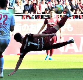 神戸-Ｃ大阪　前半、ボレーシュートを放つ神戸のビジャ＝ノエビアスタジアム神戸（撮影・斎藤雅志）