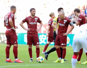 神戸のポドルスキ（左）、ビジャ（左から２人目）、イニエスタ（右から２人目）＝撮影・斎藤雅志