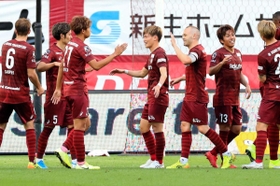 神戸-Ｃ大阪　Ｃ大阪に１-０で勝ち、喜ぶ古橋（中央）ら神戸イレブン（撮影・斎藤雅志）