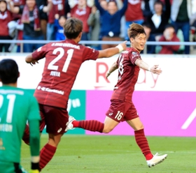 神戸-Ｃ大阪　後半31分、ゴールを決めて喜ぶ神戸の古橋（右）＝撮影・斎藤雅志