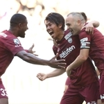 神戸-仙台　前半、先制ゴールを決め、イニエスタ（右）らに祝福される神戸の小川（中央）＝神戸市兵庫区、ノエビアスタジアム神戸（撮影・辰巳直之）