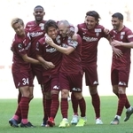 神戸-仙台　前半、先制ゴールを決め、イニエスタ（左から４人目）らに祝福される神戸の小川（同３人目）＝神戸市兵庫区、ノエビアスタジアム神戸（撮影・辰巳直之）