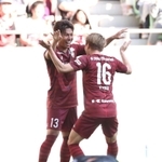 神戸-仙台　後半２４分、２点目のゴールを決め、古橋（１６）と喜ぶ神戸の小川。手前は仙台のＧＫスウォビィク＝神戸市兵庫区、ノエビアスタジアム神戸（撮影・辰巳直之）