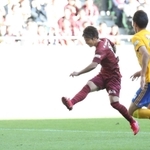 神戸-仙台　後半２４分、２点目のゴールを決める神戸の小川（左）＝神戸市兵庫区、ノエビアスタジアム神戸（撮影・辰巳直之）