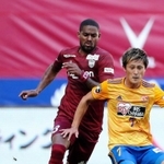 守備の中核を担う神戸のＤＦダンクレー（左）＝２日、ノエビアスタジアム神戸