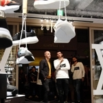 自身が手掛けるスニーカーのブランドショップの開店前パーティーでアレックス・デ・ギリオールＣＥＯと話し合うイニエスタ＝神戸市中央区八幡通４（撮影・中西幸大）