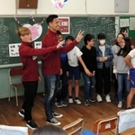 ６年生と交流するＪ１神戸の古橋亨梧選手（左から４人目）と前川黛也選手＝垂水小学校