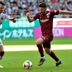 神戸-Ｃ大阪　前半、ドリブルで攻め込む神戸のビジャ（右）＝ノエビアスタジアム神戸（撮影・斎藤雅志）