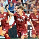 神戸-Ｃ大阪　後半、ゴールを決めイニエスタ（左）らと喜ぶ古橋（右から２人目）＝撮影・斎藤雅志