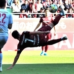 神戸-Ｃ大阪　前半、ボレーシュートを放つ神戸のビジャ＝ノエビアスタジアム神戸（撮影・斎藤雅志）