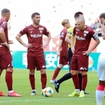 神戸のポドルスキ（左）、ビジャ（左から２人目）、イニエスタ（右から２人目）＝撮影・斎藤雅志