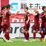 神戸-Ｃ大阪　Ｃ大阪に１-０で勝ち、喜ぶ古橋（中央）ら神戸イレブン（撮影・斎藤雅志）