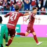 神戸-Ｃ大阪　後半31分、ゴールを決めて喜ぶ神戸の古橋（右）＝撮影・斎藤雅志