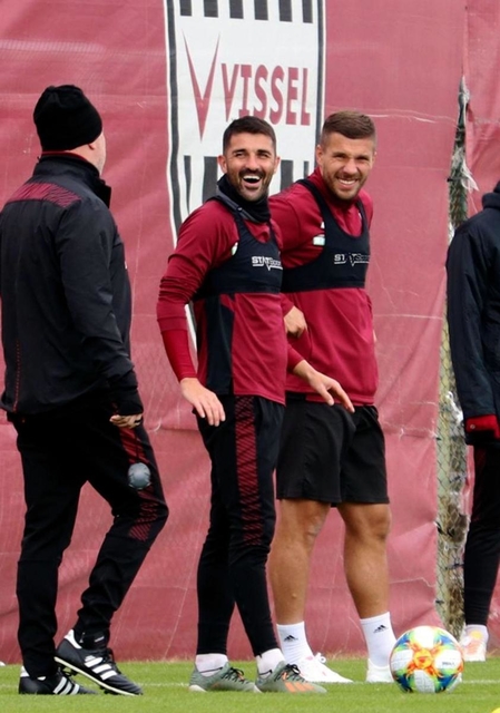 ３日に３８歳の誕生日を迎えた神戸のビジャ（中央）練習中、笑顔が目立った＝神戸市西区、いぶきの森球技場