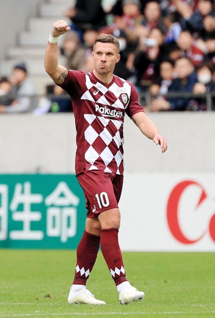 神戸-磐田　前半、先制ゴールを決めてガッツポーズをする神戸のポドルスキ＝７日午後、神戸市兵庫区、ノエビアスタジアム神戸（撮影・斎藤雅志）