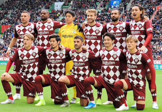 最終節の磐田戦に新ユニホームを着用して臨むＪ１神戸の選手たち＝７日午後、神戸市兵庫区、ノエビアスタジアム神戸（撮影・斎藤雅志）