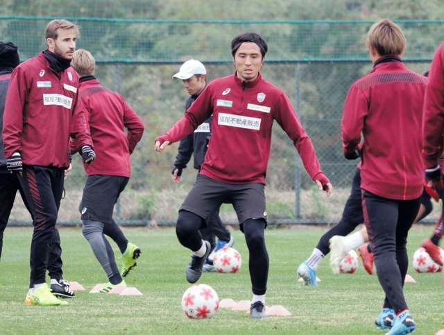 天皇杯準決勝に向けた神戸の練習で体を動かすＤＦ那須（中央）＝神戸市西区、いぶきの森球技場