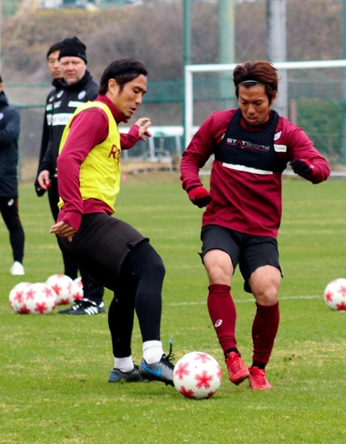 天皇杯準決勝に向けた神戸の練習でＦＷ小川（右）に体を寄せるＤＦ那須＝神戸市西区、いぶきの森球技場