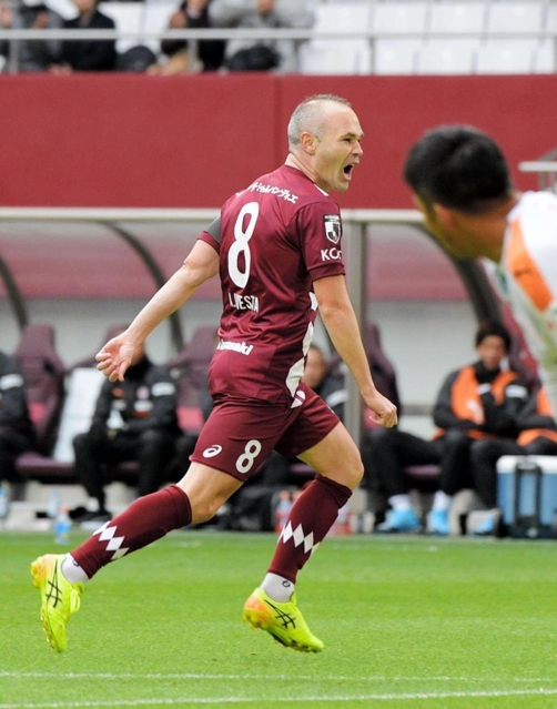 神戸-清水　前半、先制点を決めて喜ぶ神戸のイニエスタ（撮影・後藤亮平）