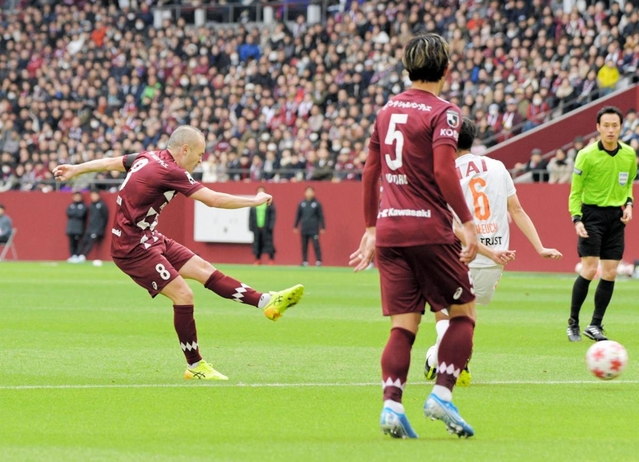 神戸-清水　前半、イニエスタ（左）が左足で先制点を決める（撮影・後藤亮平）