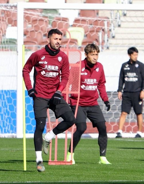 天皇杯決勝の会場となる国立競技場で調整する神戸のビジャ（中央）ら＝東京都新宿区、国立競技場