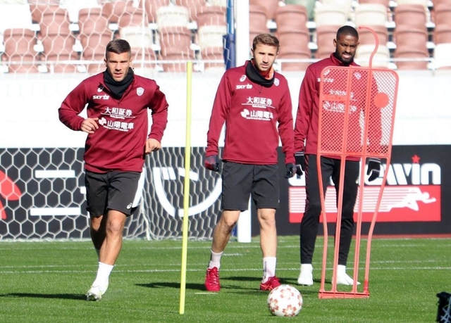 天皇杯決勝の会場となる国立競技場で調整する神戸のポドルスキ（左）ら＝東京都新宿区、国立競技場