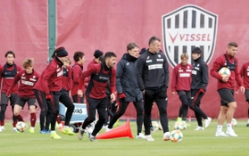 ３日に３８歳の誕生日を迎えた神戸のビジャ（中央左）７日にリーグ最終戦を控え、気合十分＝神戸市西区、いぶきの森球技場