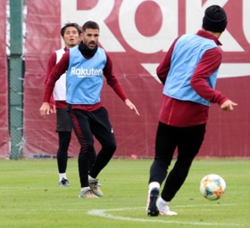 ３日に３８歳の誕生日を迎えた神戸のビジャ（中央）オフ明けの練習を精力的にこなした＝神戸市西区、いぶきの森球技場