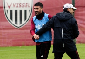 ３日に３８歳の誕生日を迎えた神戸のビジャ（中央）。笑顔で練習を引き上げた＝神戸市西区、いぶきの森球技場