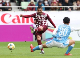 神戸-磐田　前半、シュートを放つ神戸のダビド・ビジャ＝７日午後、神戸市兵庫区、ノエビアスタジアム神戸（撮影・辰巳直之）