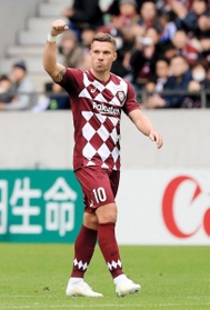 神戸-磐田　前半、先制ゴールを決めてガッツポーズをする神戸のポドルスキ＝７日午後、神戸市兵庫区、ノエビアスタジアム神戸（撮影・斎藤雅志）