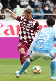 神戸-磐田　前半、先制ゴールを決める神戸のポドルスキ＝７日午後、神戸市兵庫区、ノエビアスタジアム神戸（撮影・辰巳直之）