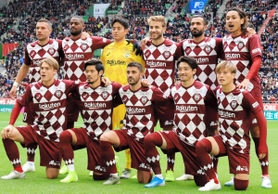 最終節の磐田戦に新ユニホームを着用して臨むＪ１神戸の選手たち＝７日午後、神戸市兵庫区、ノエビアスタジアム神戸（撮影・斎藤雅志）