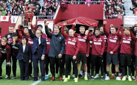 集まったサポーターとともに天皇杯制覇を誓う神戸イレブン＝神戸市兵庫区、ノエビアスタジアム神戸