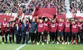 集まったサポーターとともに天皇杯制覇を誓う神戸イレブン＝神戸市兵庫区、ノエビアスタジアム神戸