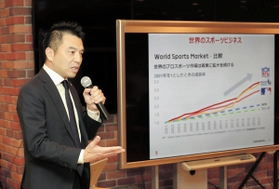 「ヴィッセル神戸の挑戦」と題して講演したＪ１神戸の森井誠之副社長＝神戸市中央区磯上通４、１２０ワークプレイス神戸