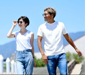 自身がデザインしたサングラスやＴシャツを着用するＪ１神戸の田中順也（右）。宇井愛美さん（左）と夫婦でアパレル事業を展開する（田中選手提供）
