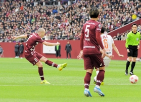 神戸-清水　前半、イニエスタ（左）が左足で先制点を決める（撮影・後藤亮平）