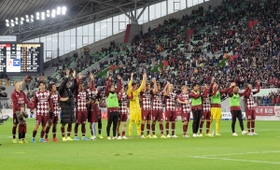 サポーターとともに「神戸讃歌」を歌い喜ぶ神戸の選手＝ノエビアスタジアム神戸（撮影・後藤亮平）