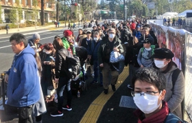 天皇杯決勝の応援に駆け付けた神戸サポーターら。座席確保のため試合前日から国立競技場に集まった＝３１日午前、東京都新宿区