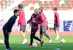 天皇杯決勝の会場となる国立競技場で調整する神戸のイニエスタ（中央）ら＝東京都新宿区、国立競技場