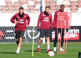 天皇杯決勝の会場となる国立競技場で調整する神戸のポドルスキ（左）ら＝東京都新宿区、国立競技場